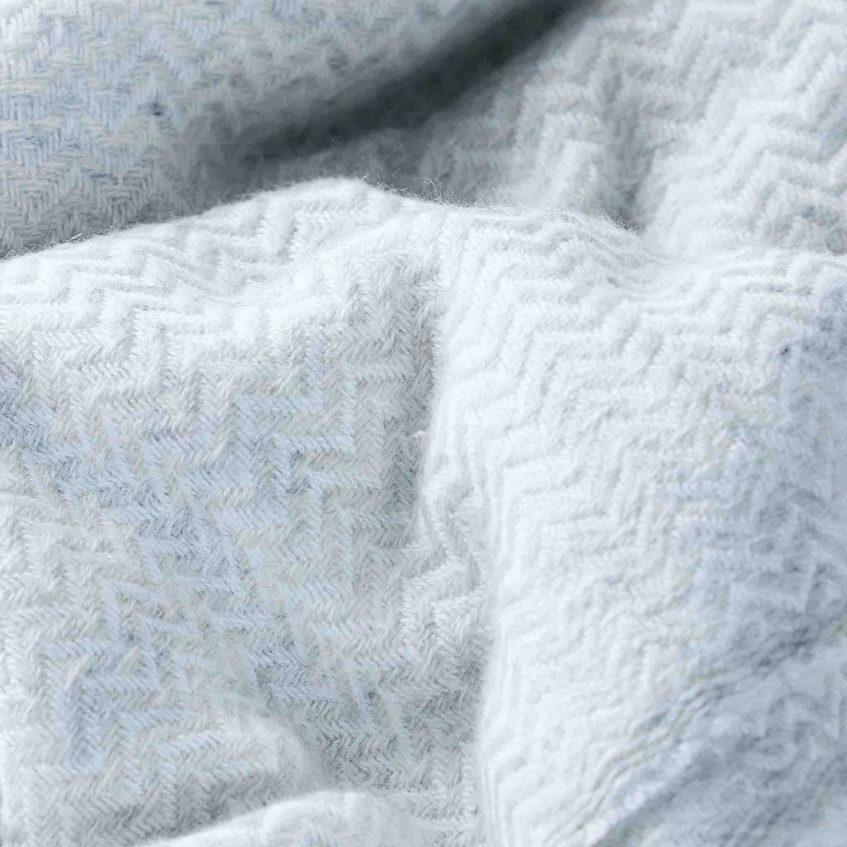 Throw – Ivory Steel Wave